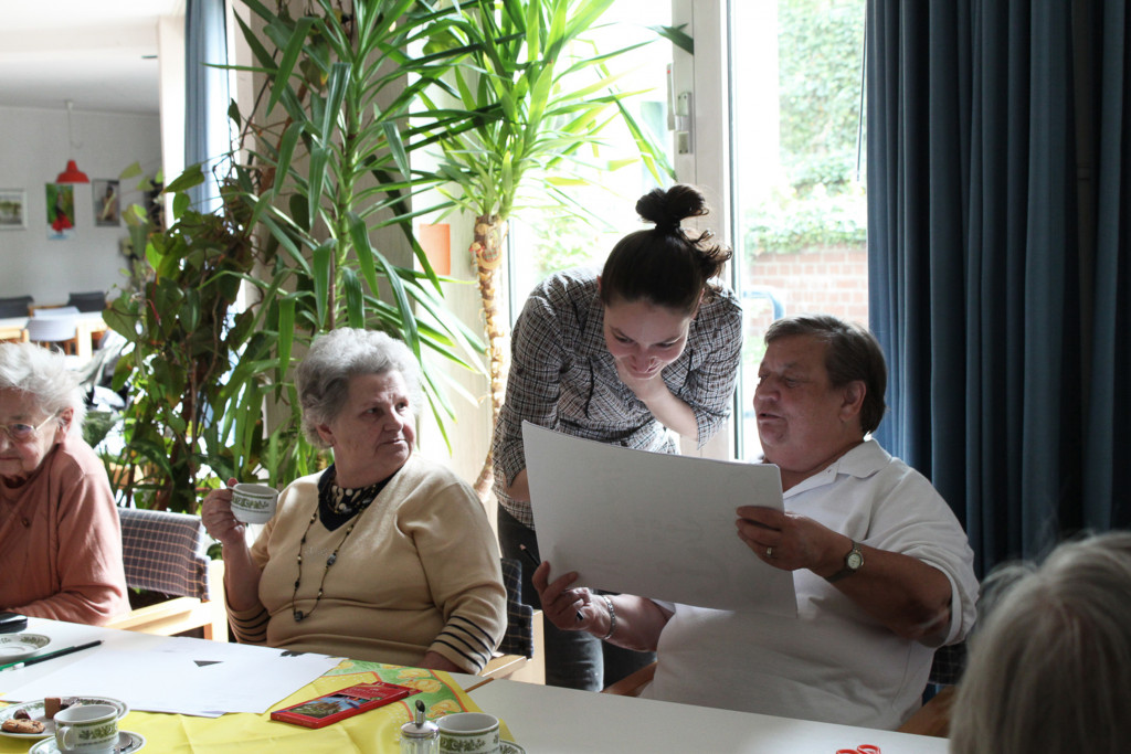 Nadia Kaabi-Linke in a workshop with citizens of Neukölln, Berlin.