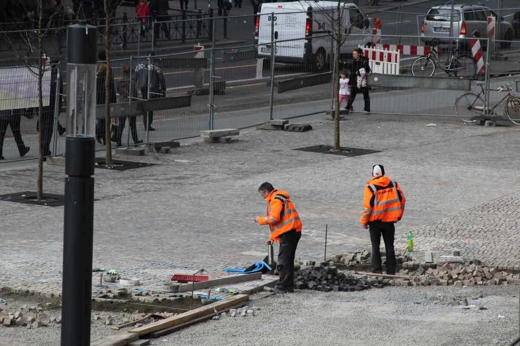 Paving work with construction workers at Alred-Scholz-Plaza