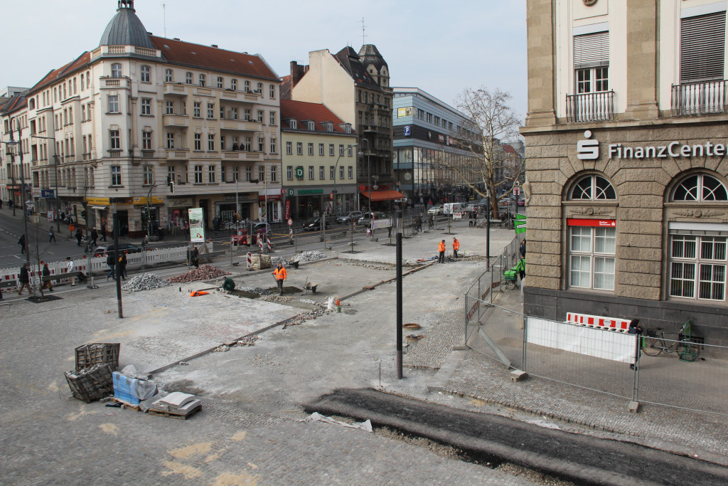 Paving work with construction workers at Alred-Scholz-Plaza